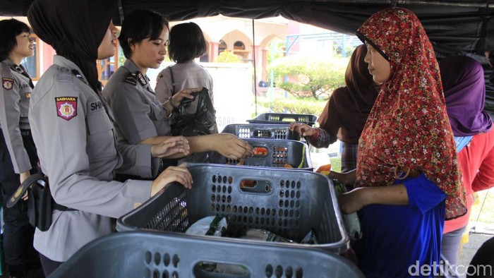 Ada Sembako Murah, Warga Antusias Datangi Markas Polres Bandung