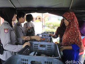 Ada Sembako Murah, Warga Antusias Datangi Markas Polres Bandung
