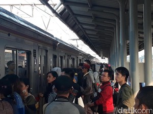 Stasiun Klender Tak Beroperasi, Stasiun Buaran Disesaki Penumpang