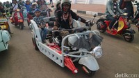 Pengguna Vespa mengendarai motor yang sudah dimodifikasi dengan unik. Bisa menampung anak-anak. Foto: Muhammad Nur Abdurrahman