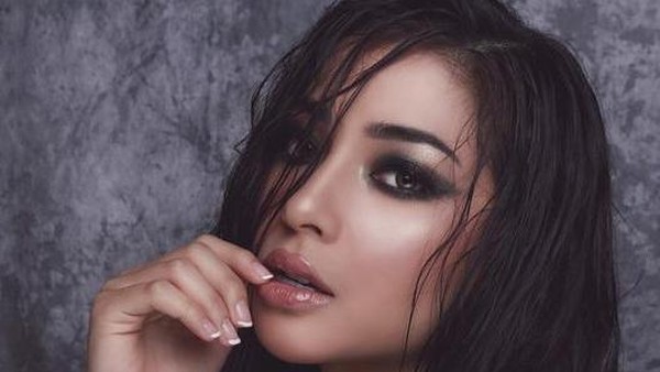 Pose Nikita Willy dengan Baju Melorot dan Rambut Lepek