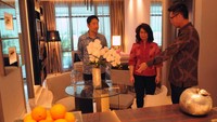 Wakil President Director Itochu Indonesia Osamu Funaki bersama Division Head Commercial Sinar Mas Land Agusmeisin dan Country Head of Investment Division Shimizu Corporation Satoshi Arai meresmikan marketing gallery Aerium Apartemen Permata Buana di Jakarta, Sabtu (20/5/2017). Pool/dok. Sinarmas Land.