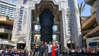 Ini penampakan sebuah sarkofagus raksasa saat promosi film The Mummy garapan Universal Pictures di Hollywood and Highland, akhir pekan lalu di California, Amerika Serikat. Dari keterangan resmi yang diterima detikHOT, sarkofagus tersebut sengaja dibuat untuk kebutuhan syuting The Mummy yang kali ini disutradarai Alex Kurtzman. Butuh waktu dua bulan bagi tim produksi untuk membuat makam batu yang memiliki berat total 15 ribu pon ini atau setara dengan 7 ton ini. Rich Fury/Getty Images.
