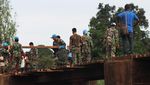 Pasukan Garuda Renovasi Jembatan di Afrika