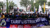 Mereka mengkritik tarif listrik yang naik 130%.