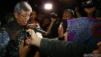 Achmad Djuned menjawab pertanyaan wartawan.
