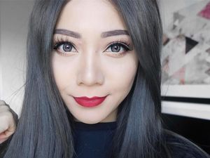 Tampil Dengan Warna Rambut Seperti Arang Kini Jadi Tren di Instagram