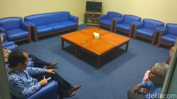 Calon jemaah umrah First Travel di ruang tunggu Komisi VIII DPR / 