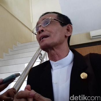 Achiel Suyanto, pengacara para tersangka.
