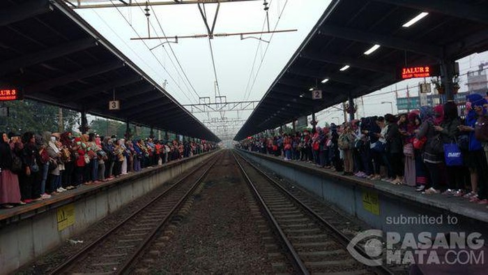 Jadwal KA Terlambat, Penumpang Menumpuk di Stasiun Bekasi