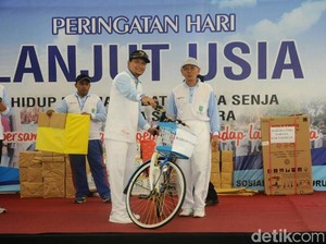 Bupati Irsyad Bagi-bagi Sepeda dan Kursi Roda untuk Lansia