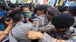 Polisi dan Mahasiswa Saling Dorong di Kemenko PMK
