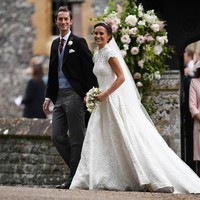Pippa tampil anggun dalam balutan gaun pengantinnya. Gaun pengantin klasik yang dikekanannya merupakan rancangan Giles Deacon.  (Photo by Justin Tallis - WPA Pool/Getty Images)