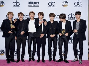 Chukahae! Blood, Sweat, Tears BTS Raih 200 Juta Penonton YouTube
