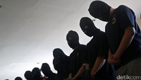 141 orang yang diamankan saat pesta gay The Wild One dihadirkan dalam jumpa pers di Mapolres Jakarta Utara, Senin (22/5/2017).