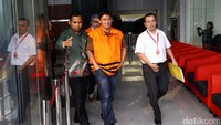 Fahd dikenai Pasal 12 huruf b subsider Pasal 5 Ayat 2 juncto Ayat 1 huruf b dan/atau Pasal 11 UU Pemberantasan Tindak Pidana Korupsi juncto Pasal 55 Ayat 1 kesatu KUHP dan Pasal 65 KUHP.