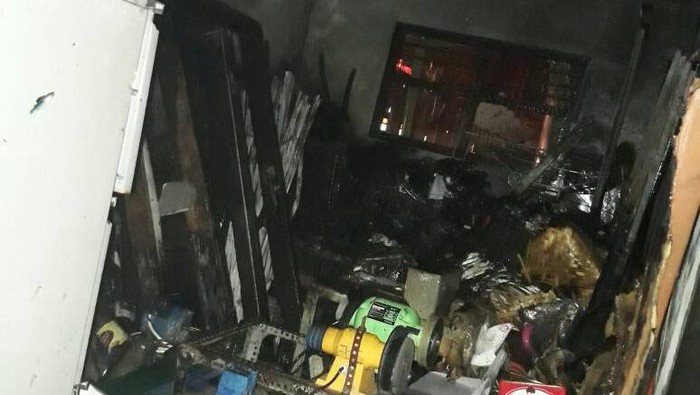 Gudang Sebuah Rumah Terbakar di Cipayung