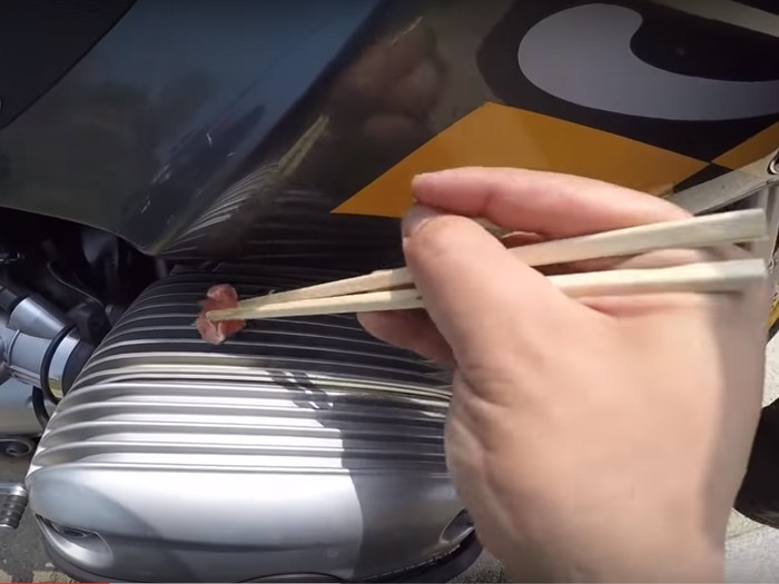 Pria Ini Panggang Daging di Atas Mesin Motor