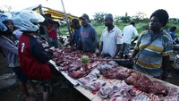 Dagingnya dijual bukan dalam ukuran per kilogram, melainkan per potong seukuran rata-rata setengah meja catur, seharga Rp 50 ribu. Bisa ditawar. Harga itu bakal terus turun bila hari beranjak gelap.