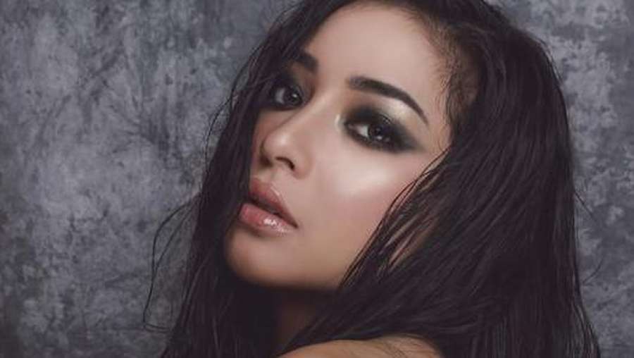 Pose Nikita  Willy  dengan Baju  Melorot dan Rambut Lepek