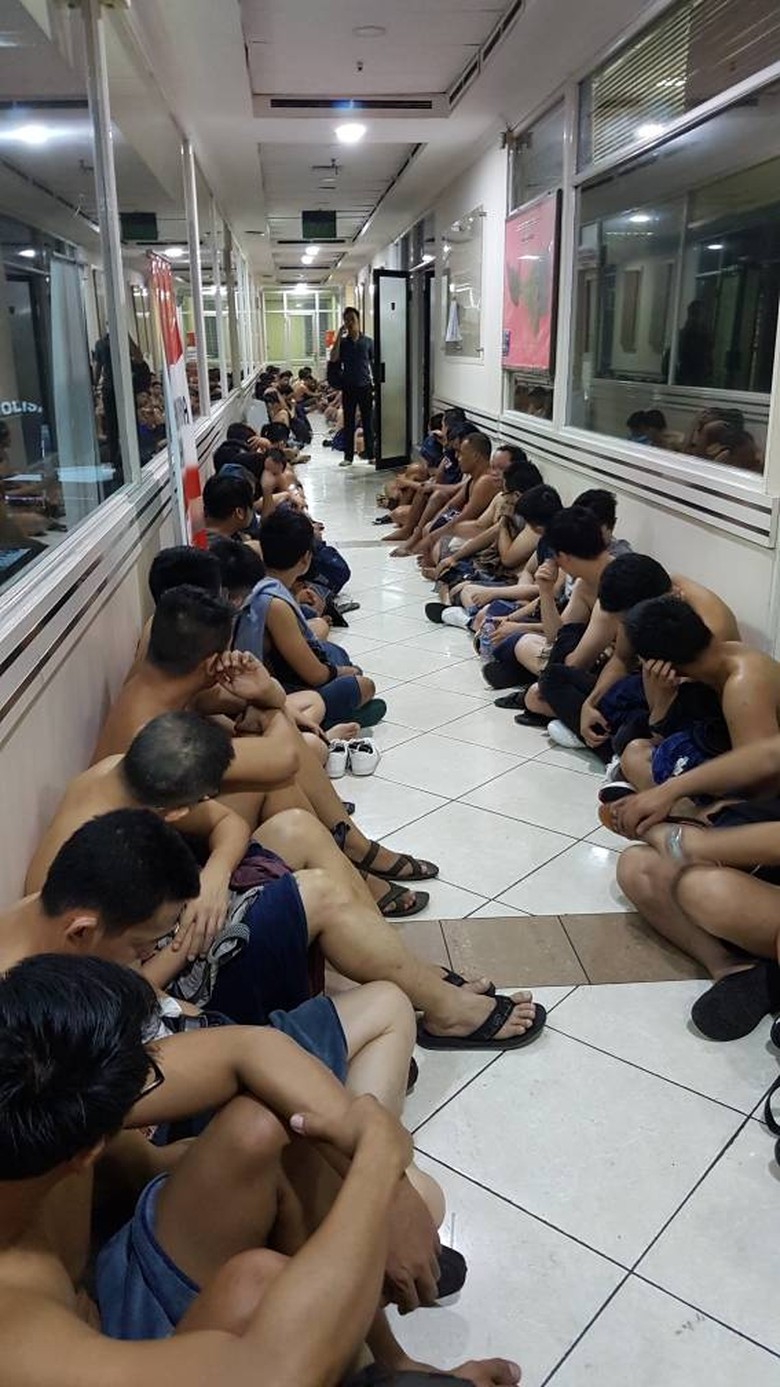 Koalisi LSM Kritik Cara Polisi Gerebek Pesta Gay di Kelapa Gading Koalisi LSM Kritik Cara Polisi Gerebek Pesta Gay di Kelapa Gading