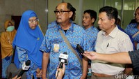 Para calon jemaah ini tiba di gedung DPR, Jakpus, Senin (22/5/2017) sekitar pukul 11.30 WIB. Namun, tidak ada satu pun anggota DPR dari Komisi VIII yang ada di lokasi.