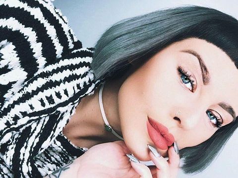 Tampil Dengan Warna Rambut Seperti Arang Kini Jadi Tren di Instagram