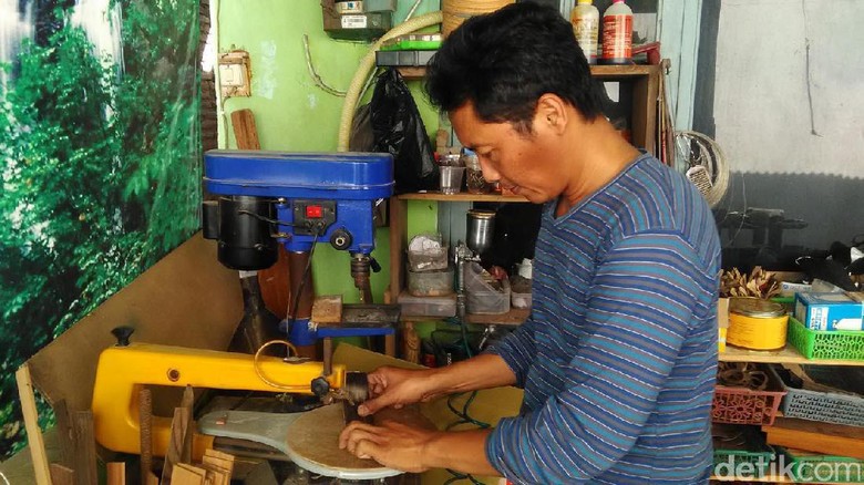 Bendot Waluyo Pembuat Frame Kacamata dari Kayu di Bantul Bendot Waluyo Pembuat Frame Kacamata dari Kayu di Bantul