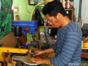 Bendot Waluyo Pembuat Frame Kacamata dari Kayu di Bantul