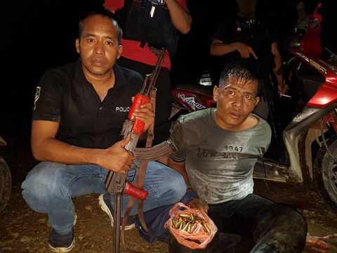  Buron pelaku pembunuhan di Aceh (kanan) saat ditangkap polisi, Senin (22/5/2017)