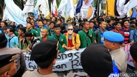 Mahasiswa berdemo mengkritik berbagai kebijakan Presiden Jokowi seperti kenaikan tarif dasar listrik (TDL).