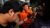 Ketua DPP Golkar Bidang Pemuda dan Olahraga Fahd El Fouz alias Fahd A Rafiq keluar gedung KPK usai diperiksa sebagai tersangka korupsi pengadaan Al-Quran dan laboratorium di Kementerian Agama.