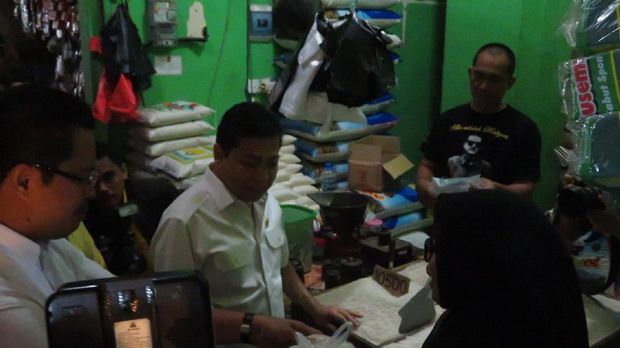 Novanto mengecek harga pangan menjelang Ramadan.