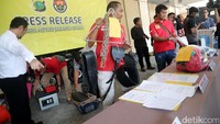 Polisi menggelar barang bukti mulai dari alat BDSM, kondom, tiket, rekaman CCTV, fotokopi izin usaha, uang tip striptis hingga handphone.