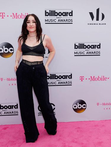 Foto: 7 Selebriti dengan Busana Terburuk di Billboard Music Awards