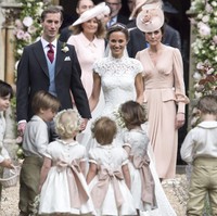 Kate Middleton pun terlihat menjadi pendamping para pembawa bunga ini. (Photo by Arthur Edwards - WPA Pool/Getty Images)