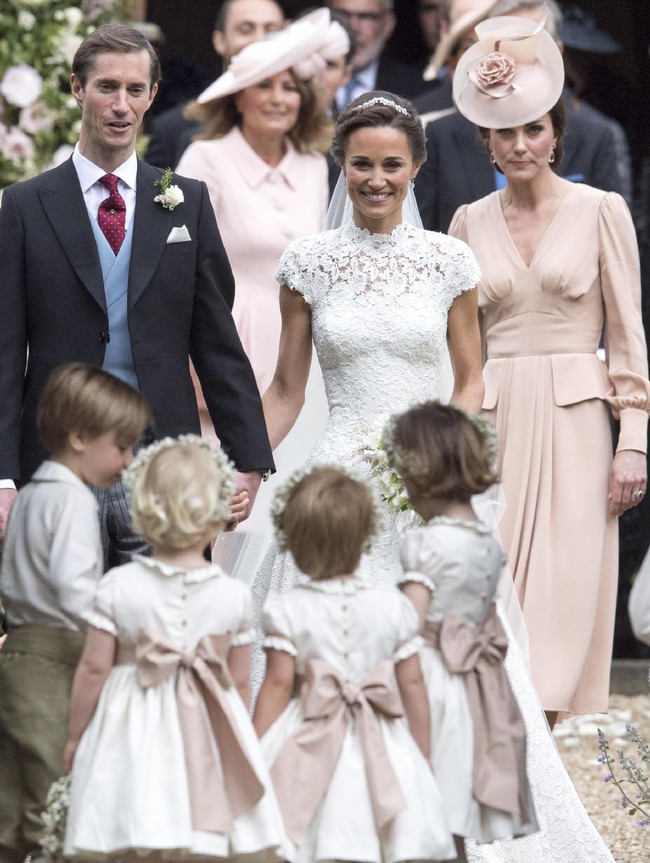 Kate Middleton pun terlihat menjadi pendamping para pembawa bunga ini. (Photo by Arthur Edwards - WPA Pool/Getty Images)