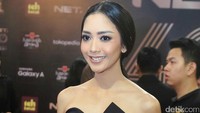 Riasan makeup flawless dan pulasan lipstik membuatnya terlihat memesona. Pool/Ismail/detikFoto.