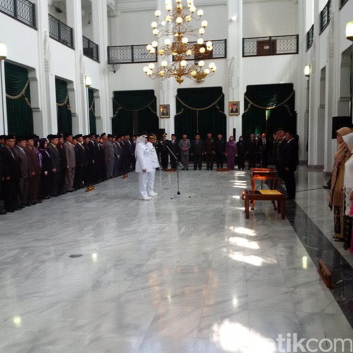 Lantik Bupati Bekasi, Aher Ingatkan Lapangan Kerja dan Pendidikan