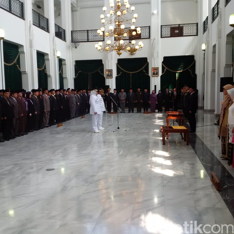 Lantik Bupati Bekasi, Aher Ingatkan Lapangan Kerja dan Pendidikan Lantik Bupati Bekasi, Aher Ingatkan Lapangan Kerja dan Pendidikan