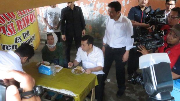 Novanto juga menyantap pecel usai sidak di pasar.