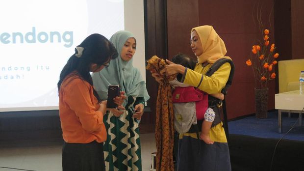 Indy dan Keasyikannya Kampanyekan Cara Gendong Anak yang Benar