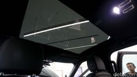 Namun tak semua jati diri Discovery diubah, karena masih ada beberapa detail khas Discovery yang masih dipertahankan, seperti penggunaan atap bertingkat khas Discovery yang diklaim pihak Jaguar Land Rover akan menambah lapang ruang kepala.