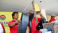 Alat BDSM ini digunakan untuk mengikat bagian tubuh, seperti leher, tangan, dan kaki. 