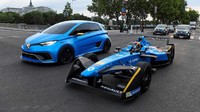 Mobil balap bertenaga listrik itu dikemudikan oleh dua pebalap Renault, Sebastien Buemi dan Nicolas Prost.