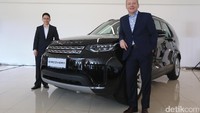 Model terbaru keluarga Discovery ini merupakan generasi kelima yang telah diperkenalkan secara resmi di pasar global sejak September 2016 lalu. Mobil dijual seharga Rp 2.399.000.000 (off the road). Foto: Ari Saputra
