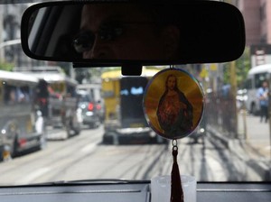 Filipina Larang Pengendara Gantung Kalung Rosario di Dalam Mobil