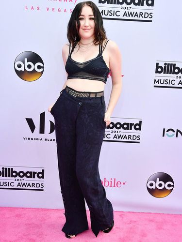 Masuk Busana Terburuk di BBMA, Penyanyi Halsey Cuma Pakai Bra Sebagai Atasan