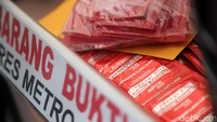 Polisi menggelar barang bukti kondom.