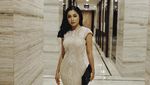 Pose Nikita Willy dengan Baju Melorot dan Rambut Lepek